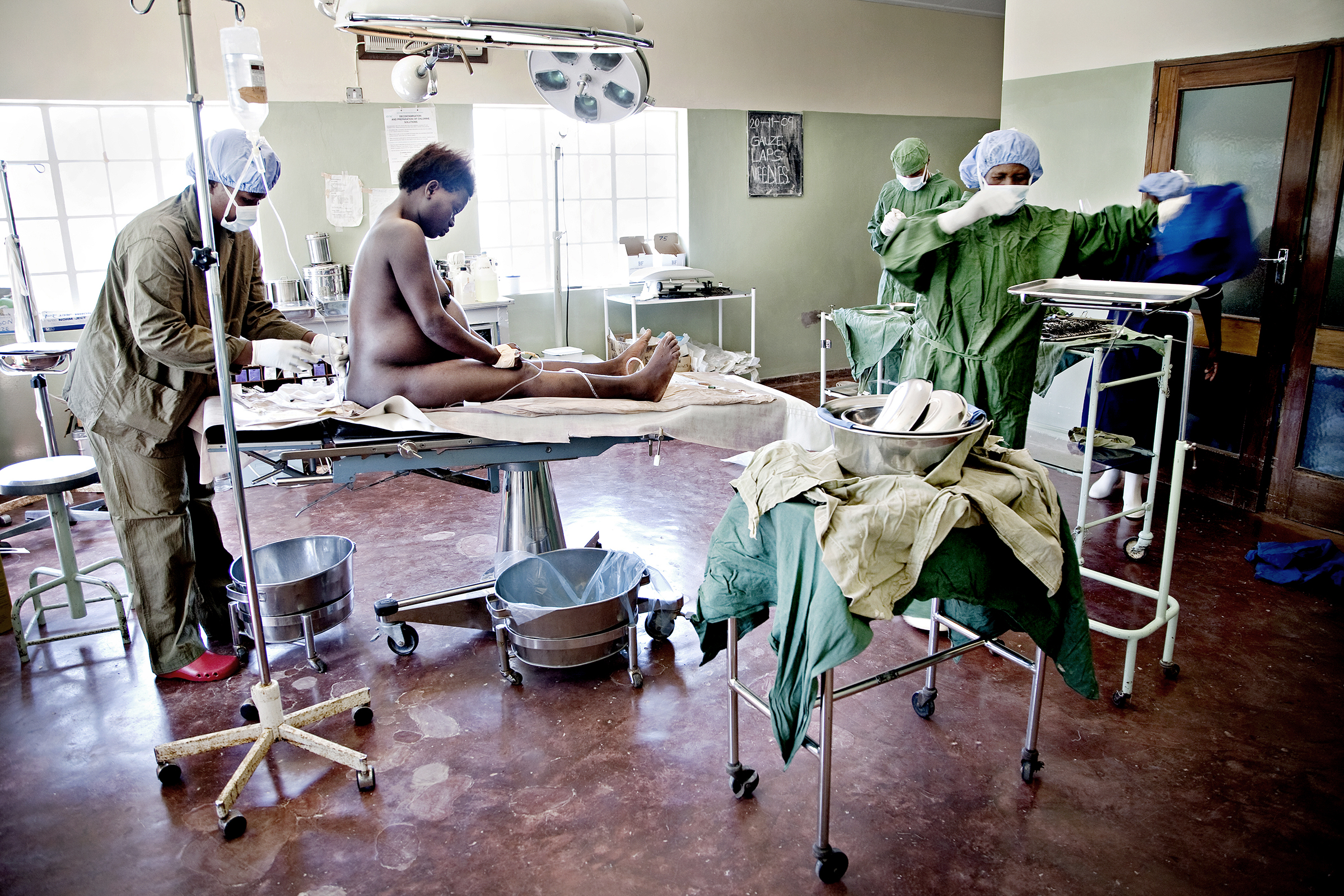 St. Joseph’s Hospital, Chiradzulu, Malawi, 2010: En anestesilege setter en bedøvelsessprøyte i ryggen på Chrissy Andrew. Fødselen har stoppet opp og legene forbereder keisersnitt.