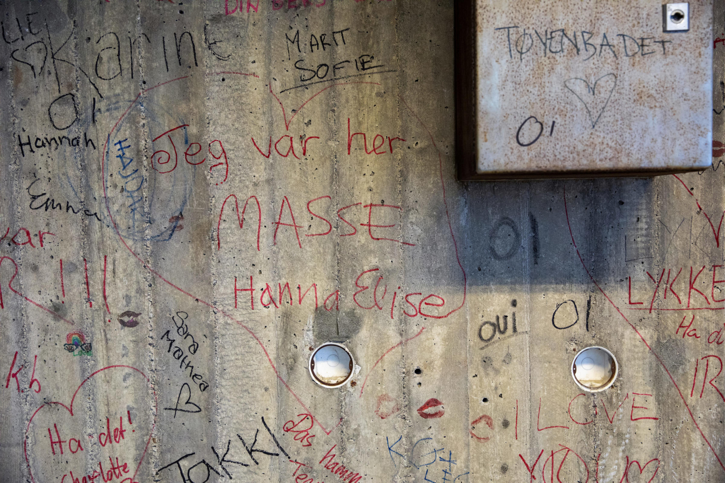 «Jeg var her MASSE» står det i et hjerte på veggen på Tøyenbadet. Mange som er glade i Oslobadet, har skrevet sin hilsen på veggen.