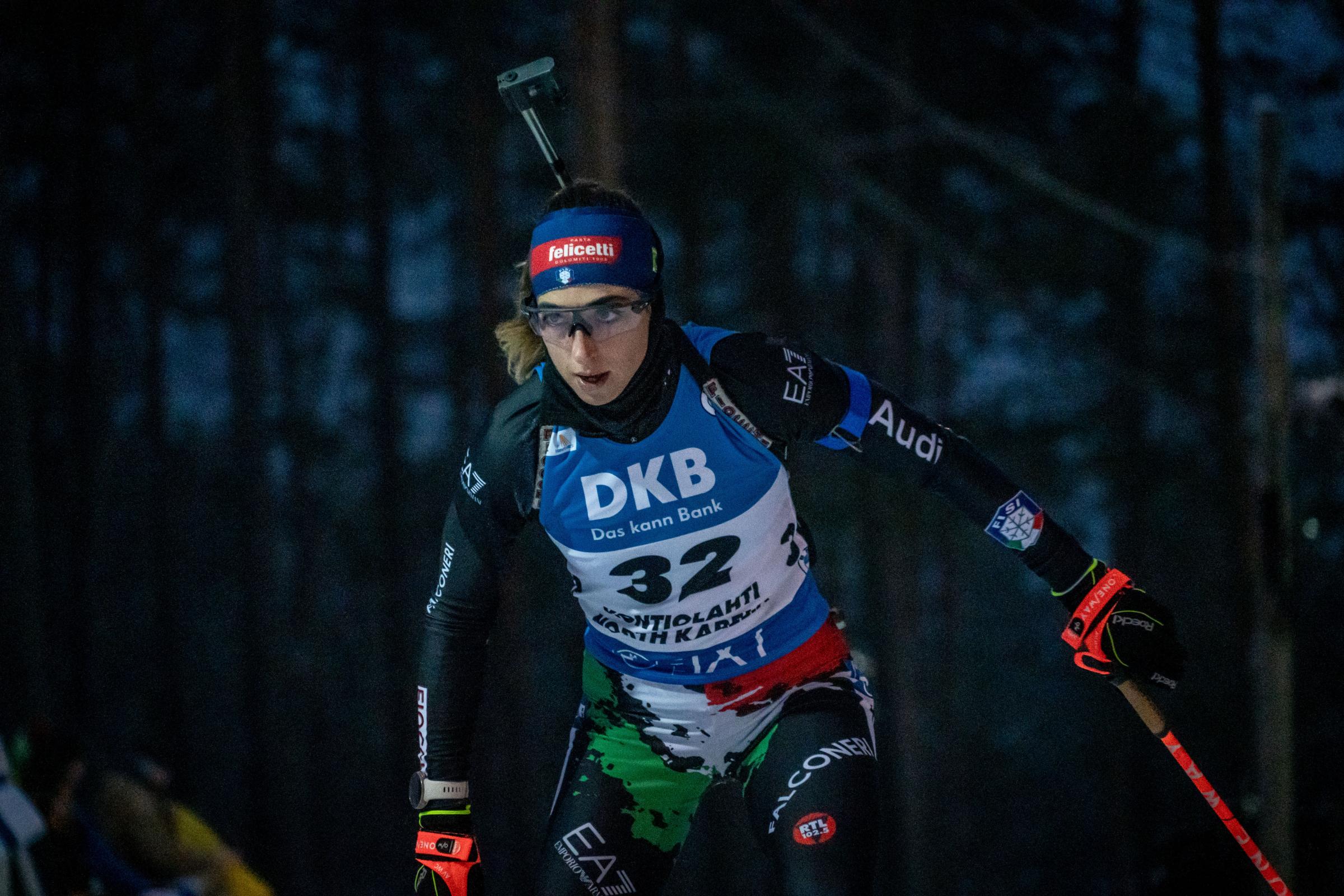 Lisa Vittozzi under verdescupen i skiskyting i Kontiolathi (2022).